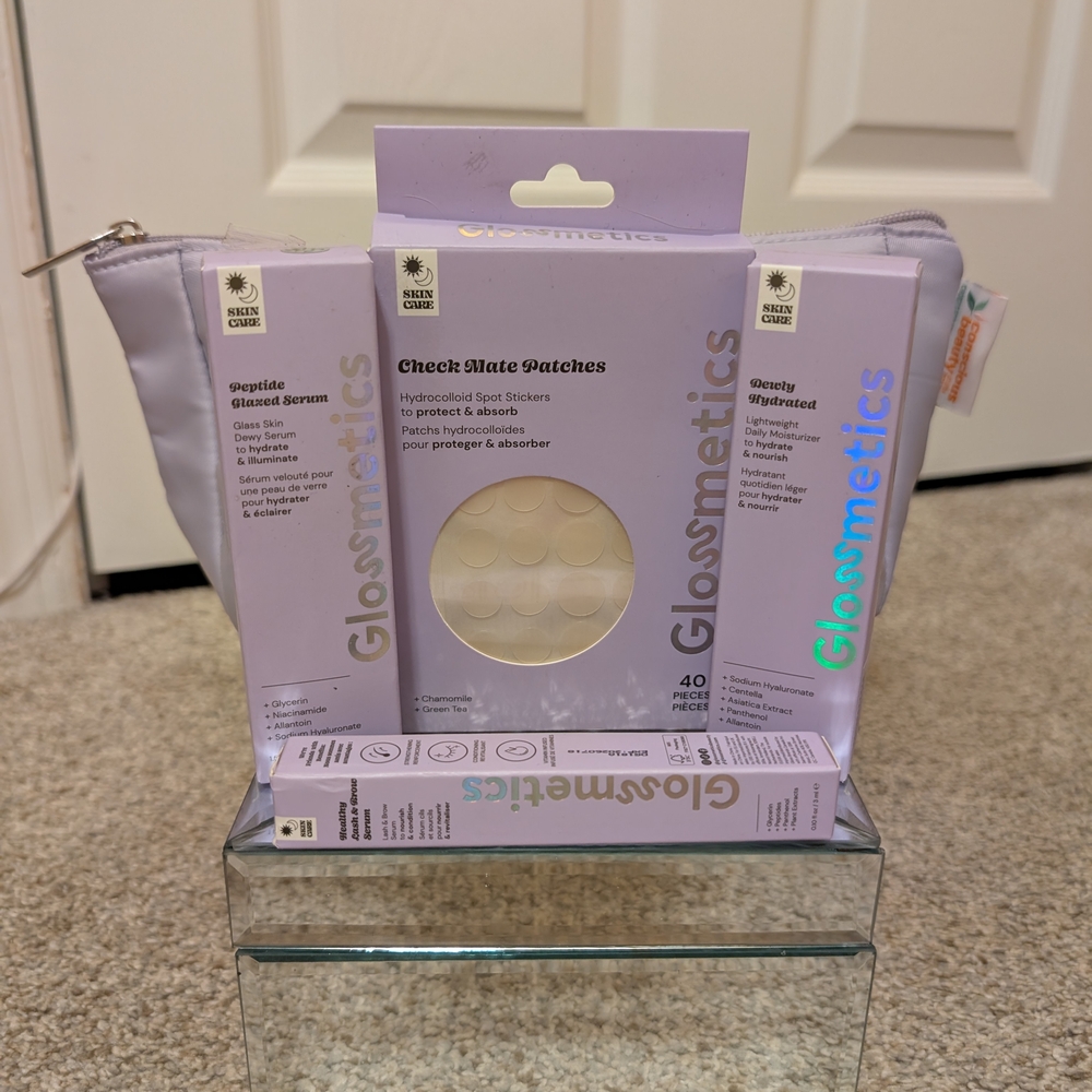 Glossmetics Lavender Cosmetic Bag with Patches